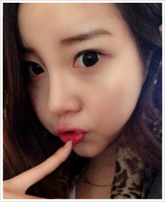 この写真は韓国KOKO美容外科で行われた鼻整形手術後の自撮り写真です。女性はキャプションにもあるように、自撮りをしている時に指で唇を軽く触れています。