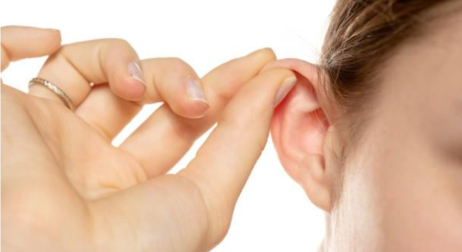 KOKO美容外科での耳の軟骨での鼻整形のについて参考画像。耳を軽く引っ張っている状態の写真