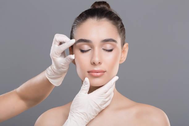 KOKO美容外科での鼻の整形後の管理や注意事項についての女性の参考画像(手術と直接の関係はない)