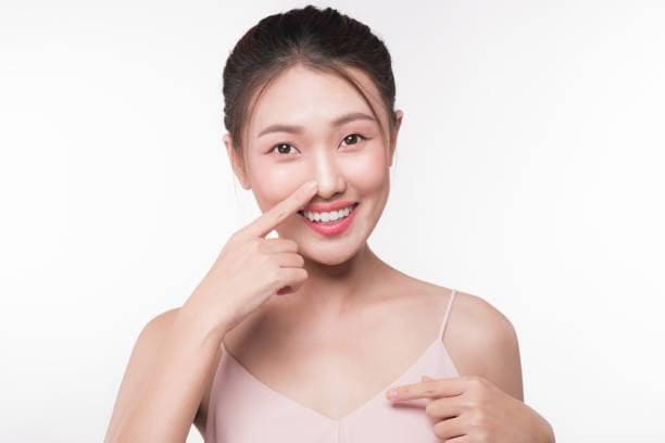 KOKO美容外科のブログ内のイメージ画像。女性が自身の鼻に指を当てている様子