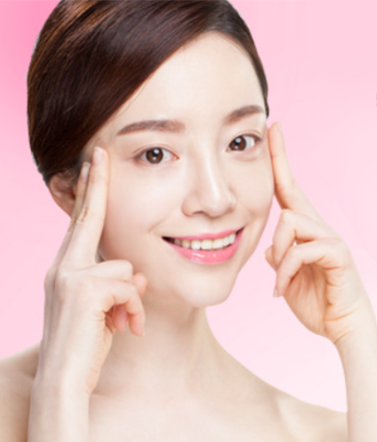 小鼻縮小手術後の女性が美しい鼻の形を見せている写真。 | Korea's Top Nose Revision Specialist